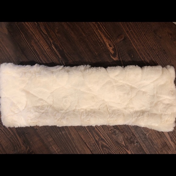 Faux Fur Loose Cowl Scarf - Picture 3 of 3